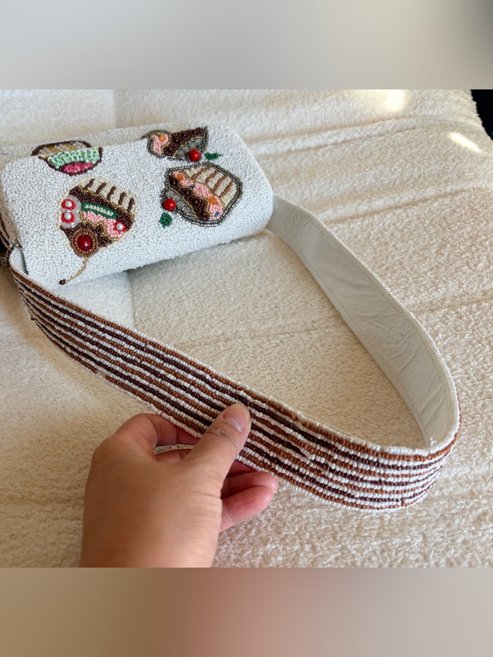Beaded Cupcake shoulder Bag in White - Picture 3 of 5